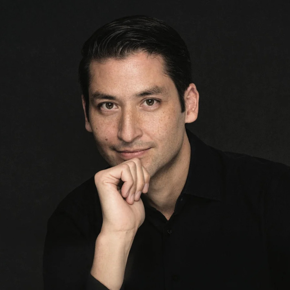 Portrait of violist Masumi Rostad