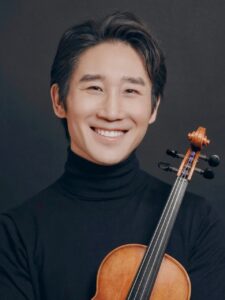Portrait photograph of violinist Xiao Wang